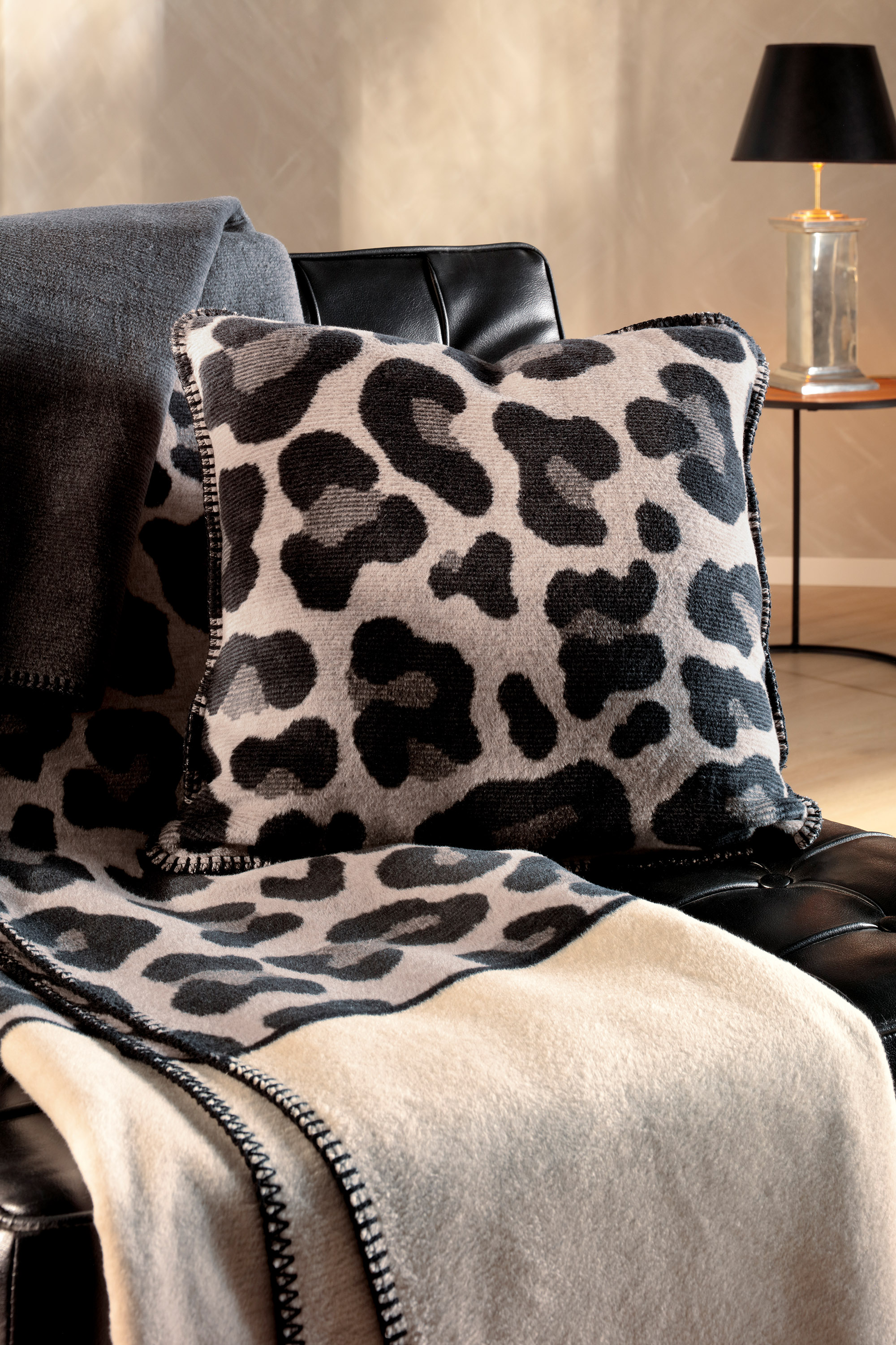 Kissen und Wohndecke Leo Part Milieubild