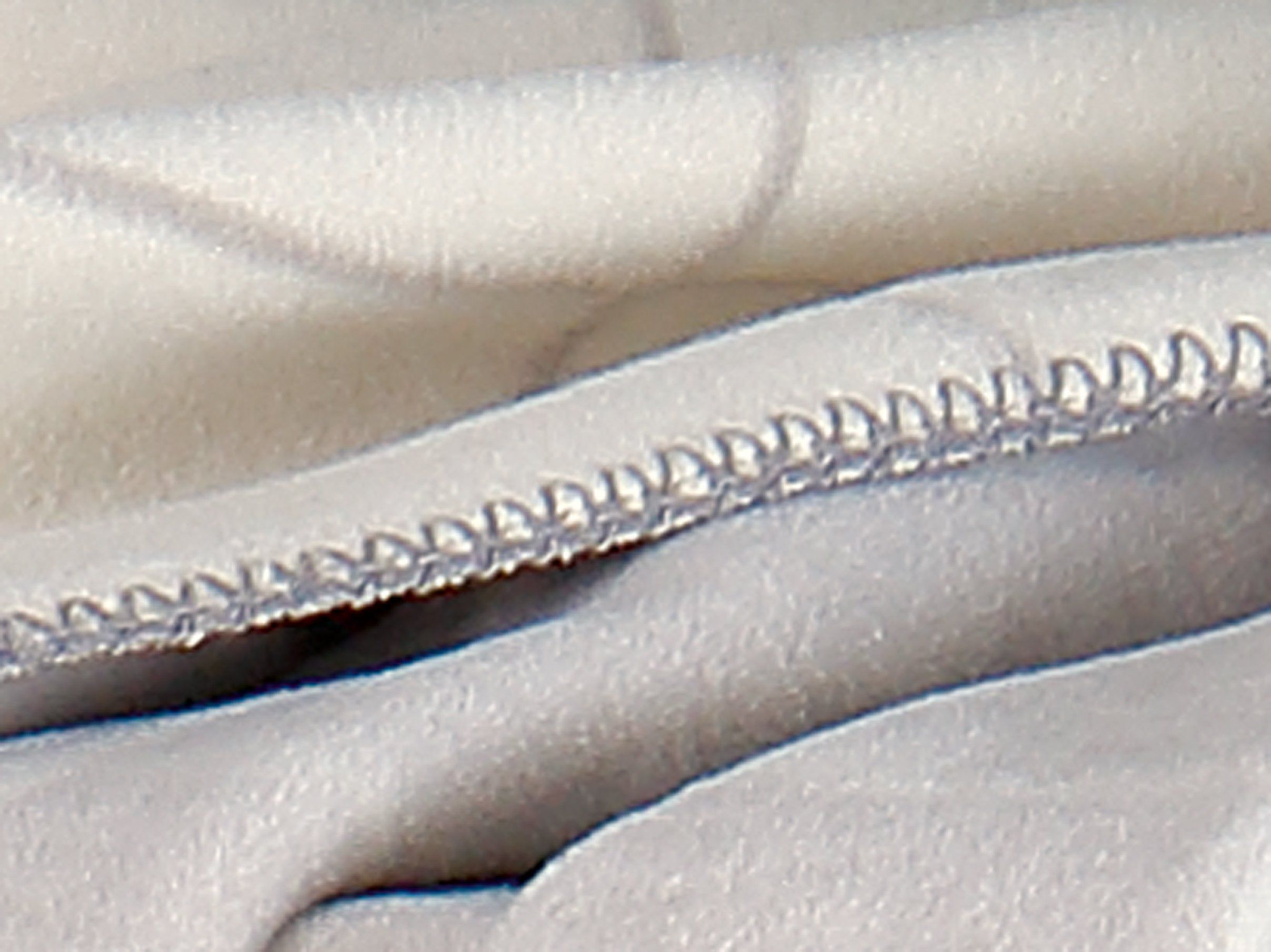 Wolldecke "Grid" mit grobem Karo-Muster in grau - Detailaufnahme Flor
