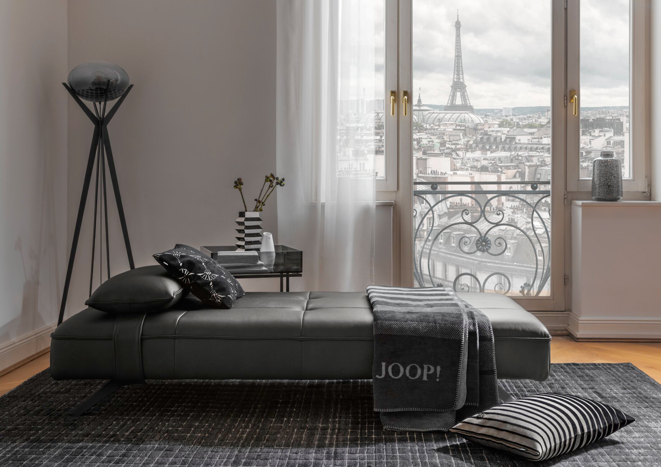 JOOP! Wohndecke "Shutter" Wohndecke Joop! Shutter Schwarz Milieubild Hochformat