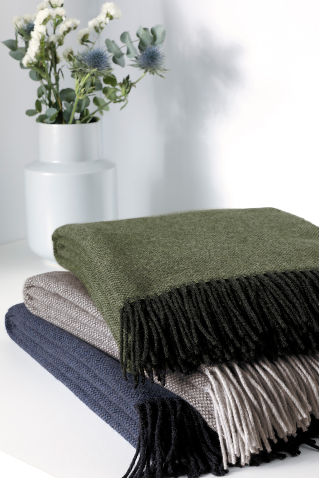 ELLE Decoration Kaschmirplaid "Gambit Olive" aus Wolle und Kaschmir  - Stapelbild
