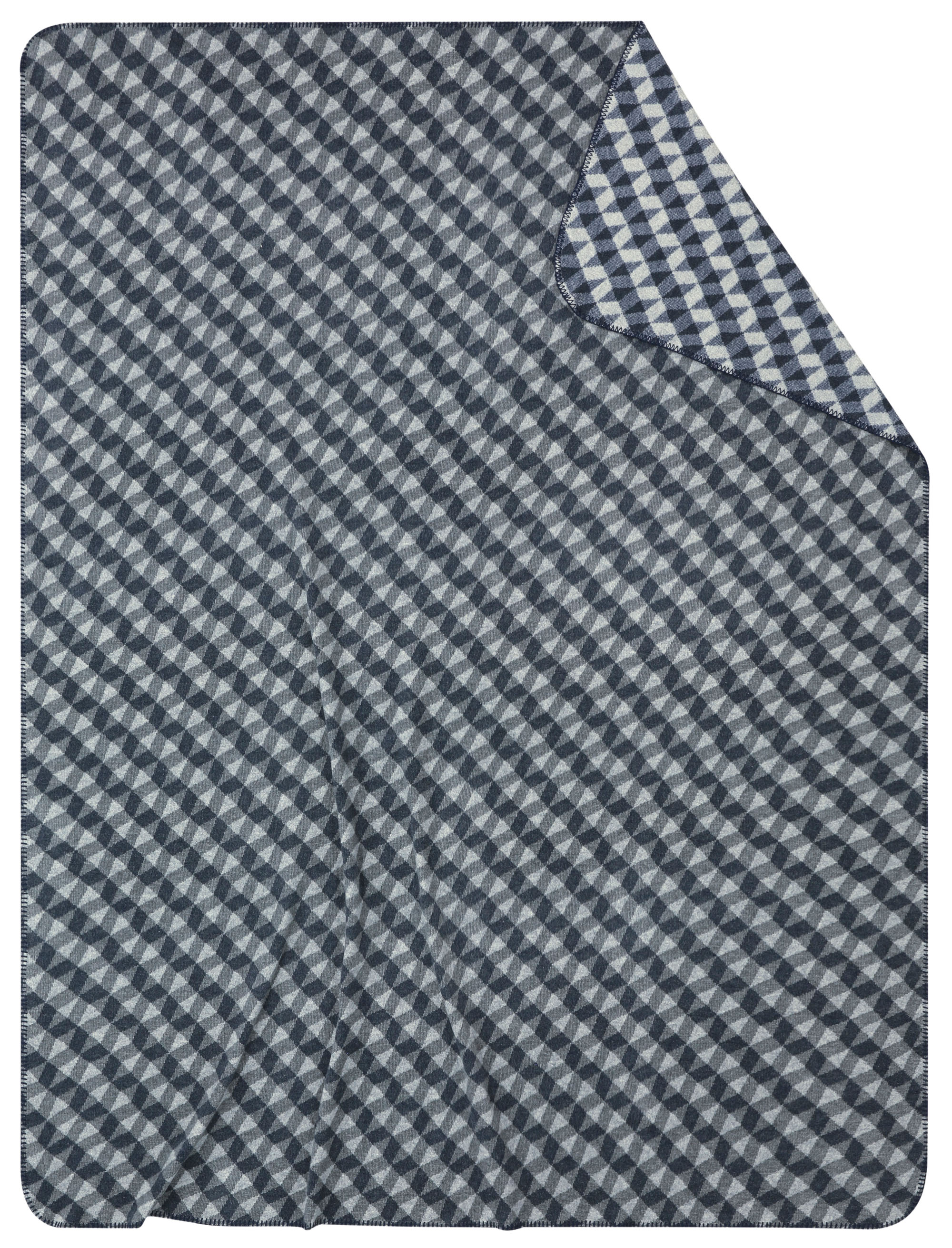 Nachhaltige Kuscheldecke "Reflection blue" aus Recycling-Garn mit grafischem Muster in blau