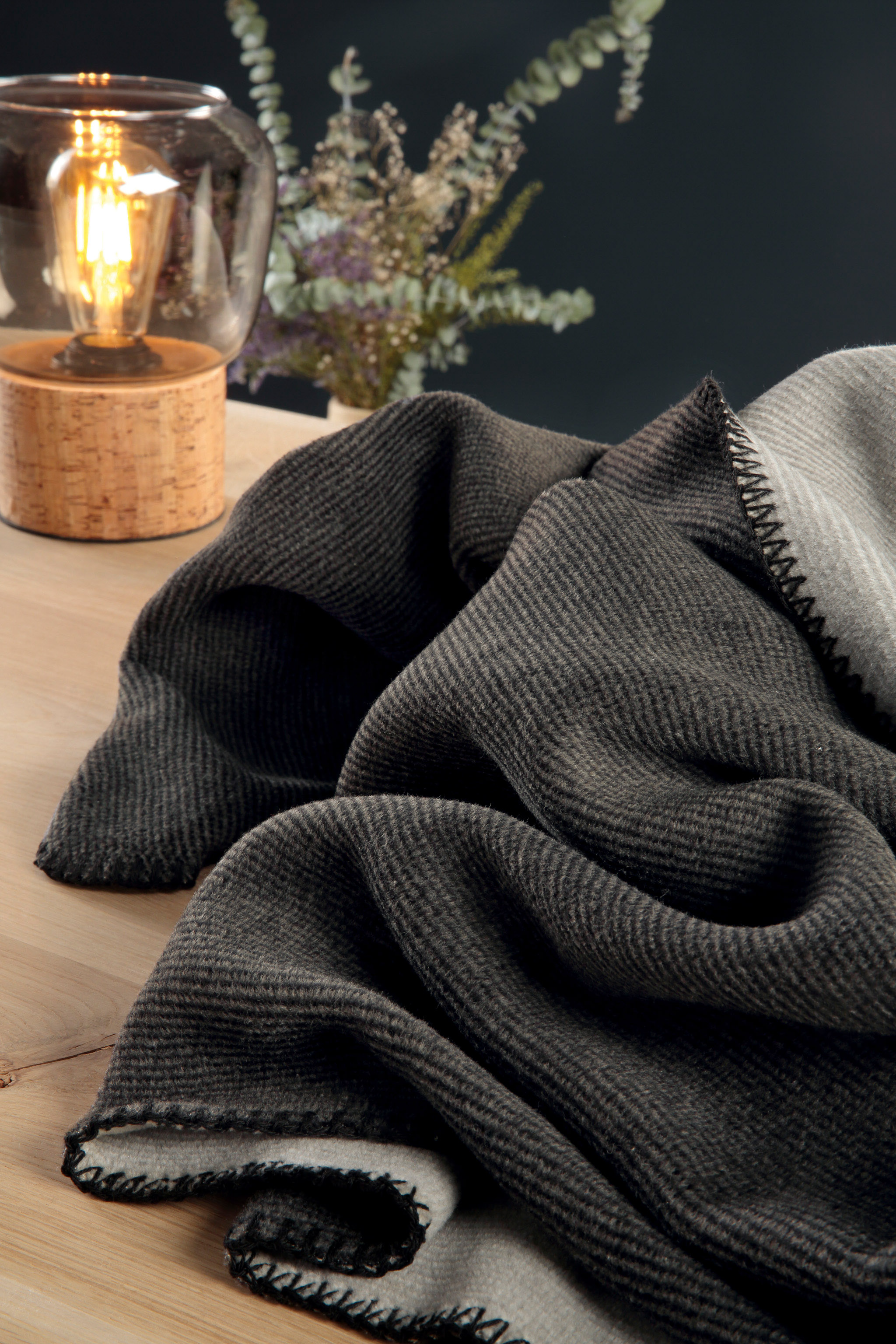 Wohn- und Kuscheldecke "Duo Cotton Melange" Wohndecke "Melange Doubleface" aus Baumwollmischgewebe in 150x200 cm in Anthrazit-Silber - Milieu