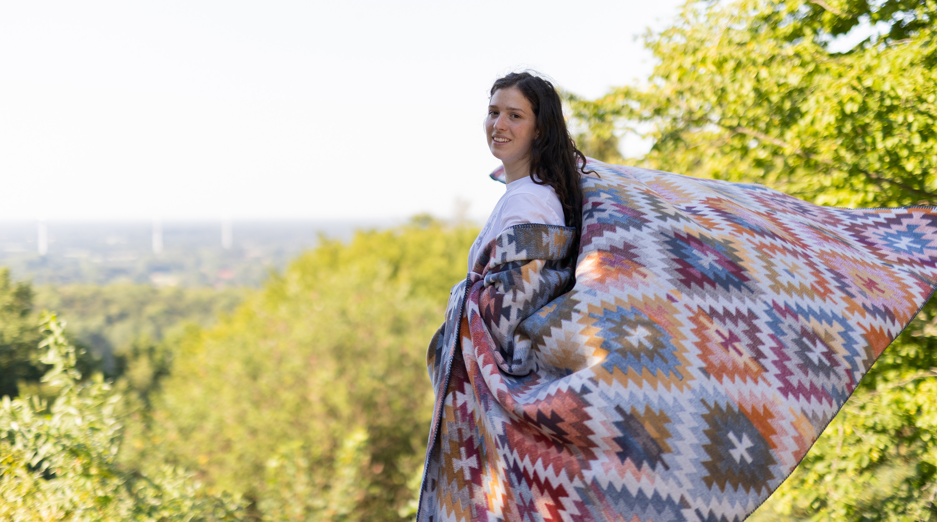 Wohn- und Kuscheldecke "Nomad" Wohndecke Nomad light mit MOdel im Grünen