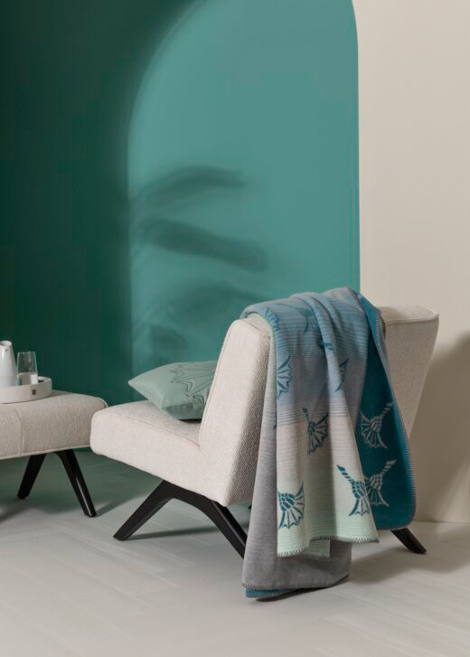 Wohndecke JOOP! FADED Cornflower aqua Milieubild Hochformat