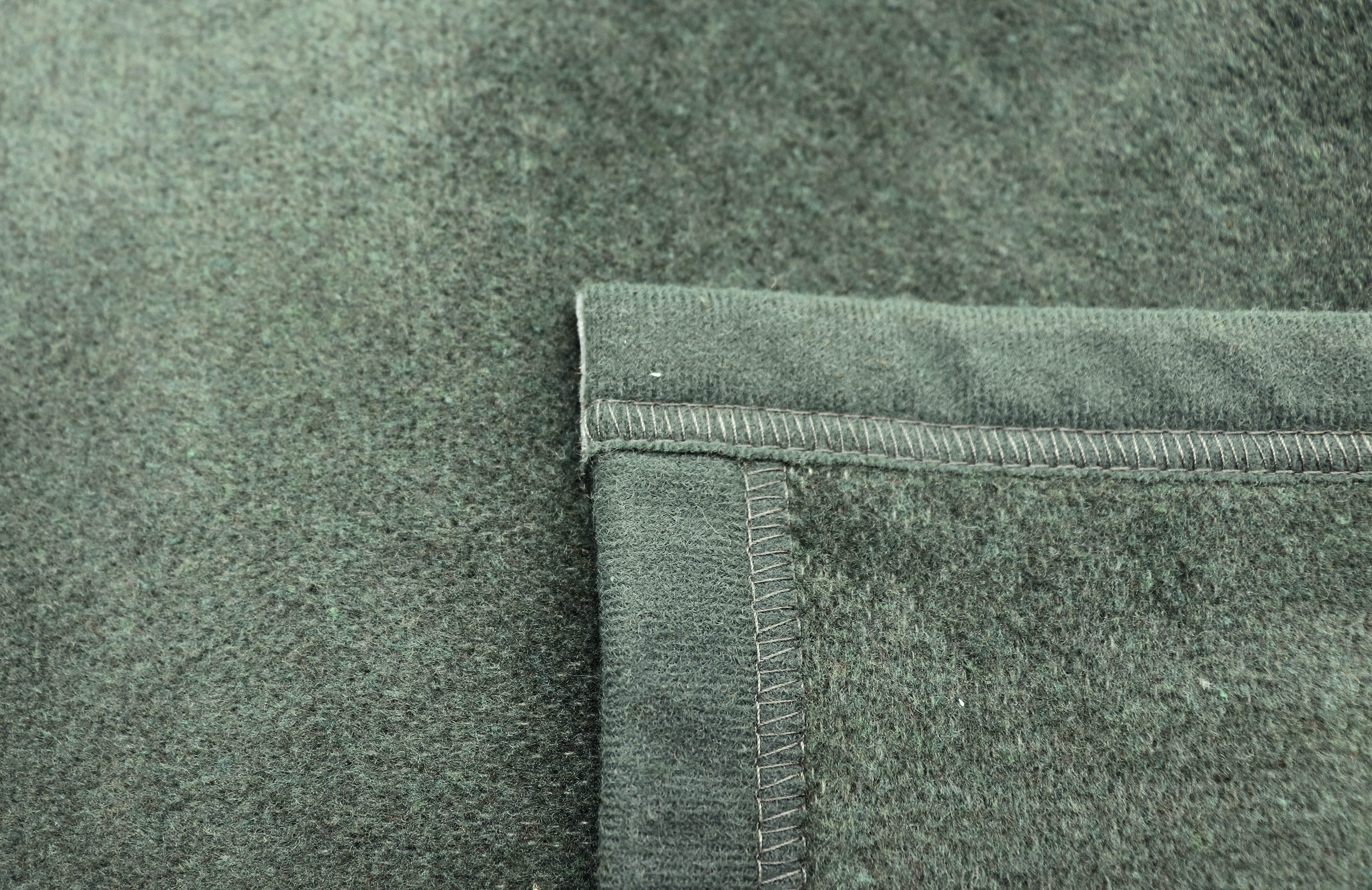 Einfarbige Wohndecke "Uno Cotton" aus Baumwollmischgewebe in Tanne - Veloursband