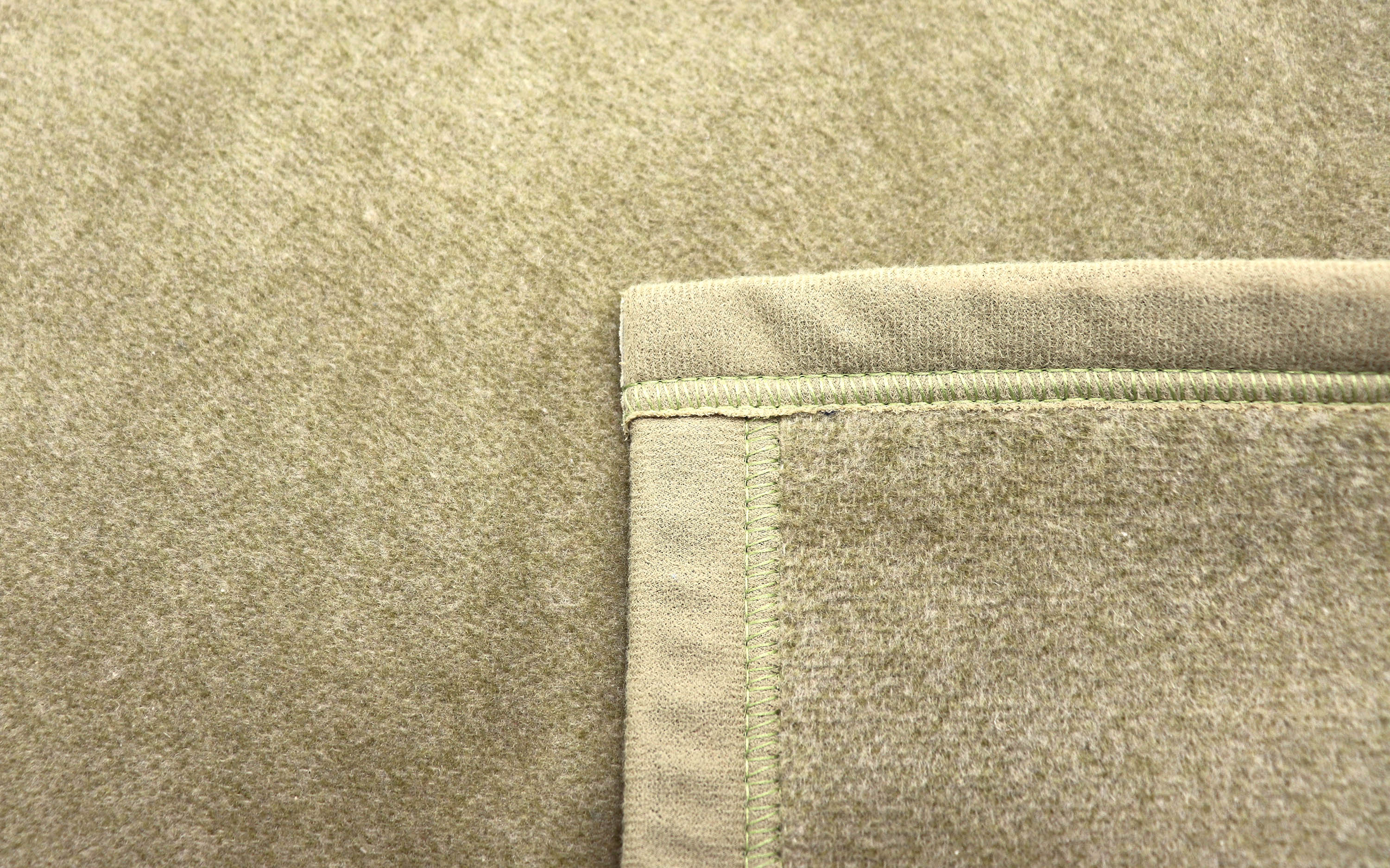 Einfarbige Wohndecke "Uno Cotton" aus Baumwollmischgewebe in Oliv - Veloursband
