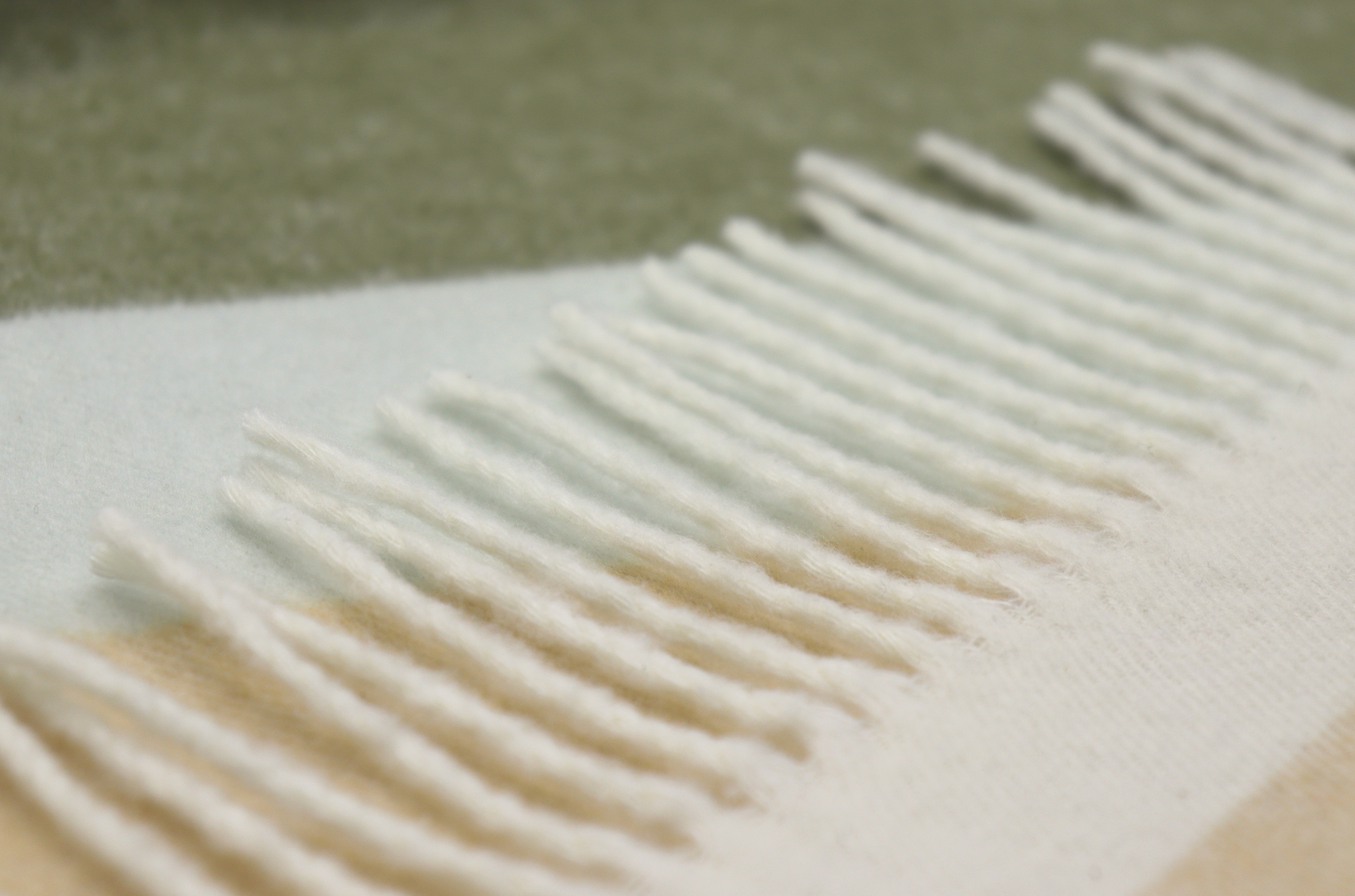 Leichtes Fransenplaid "Blockstripe Olive" mit modernen Streifen in beige und grün - Detailaufnahme Fransen