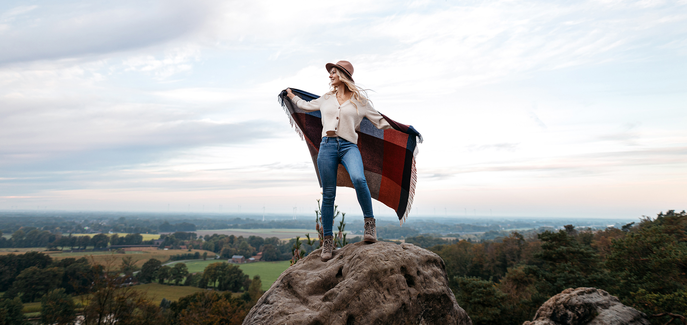 Biederlack Plaid in der Landschaft - Feeling home