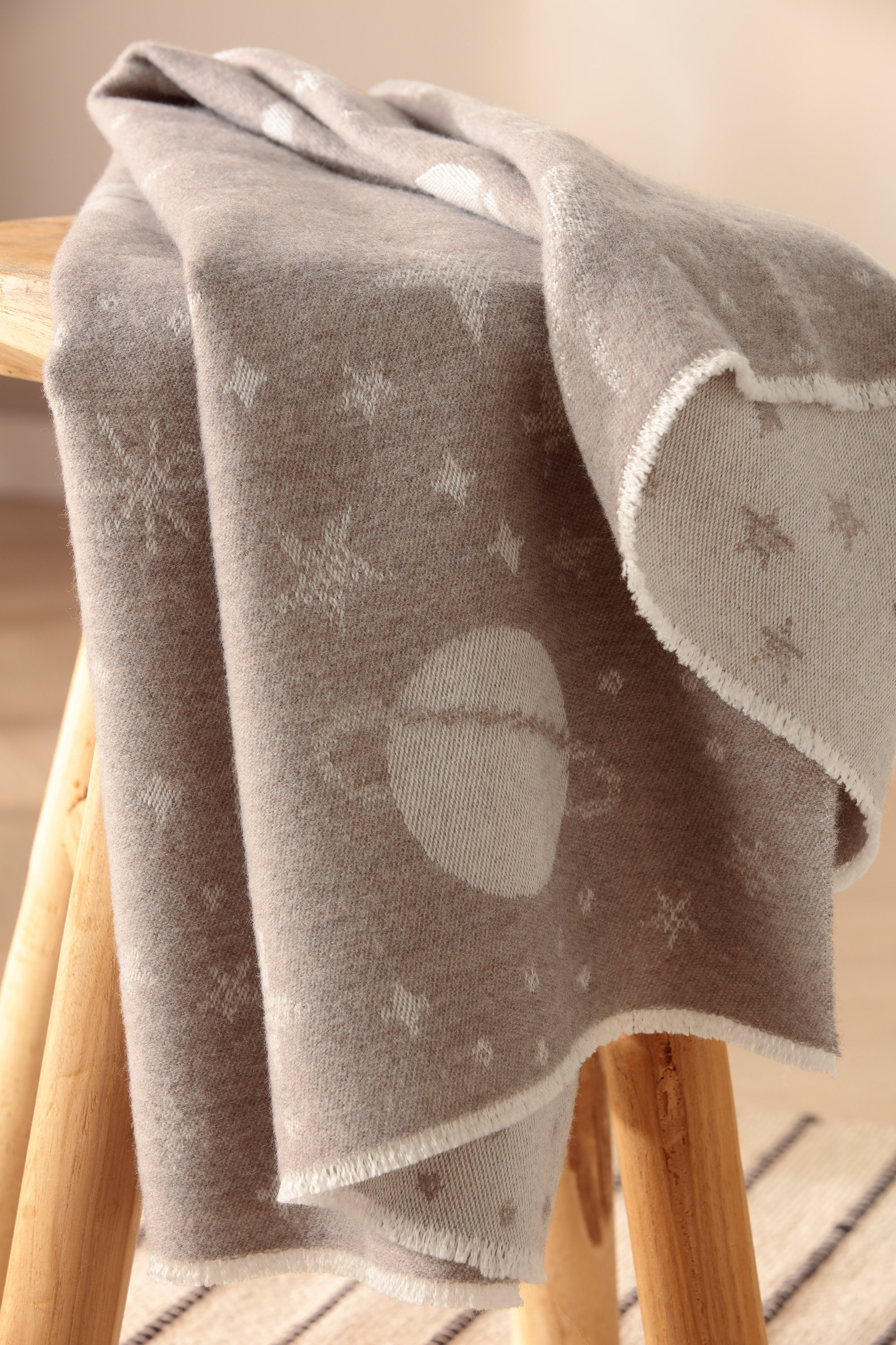 Babydecke Universe taupe Milieuaufnahme über Stuhl