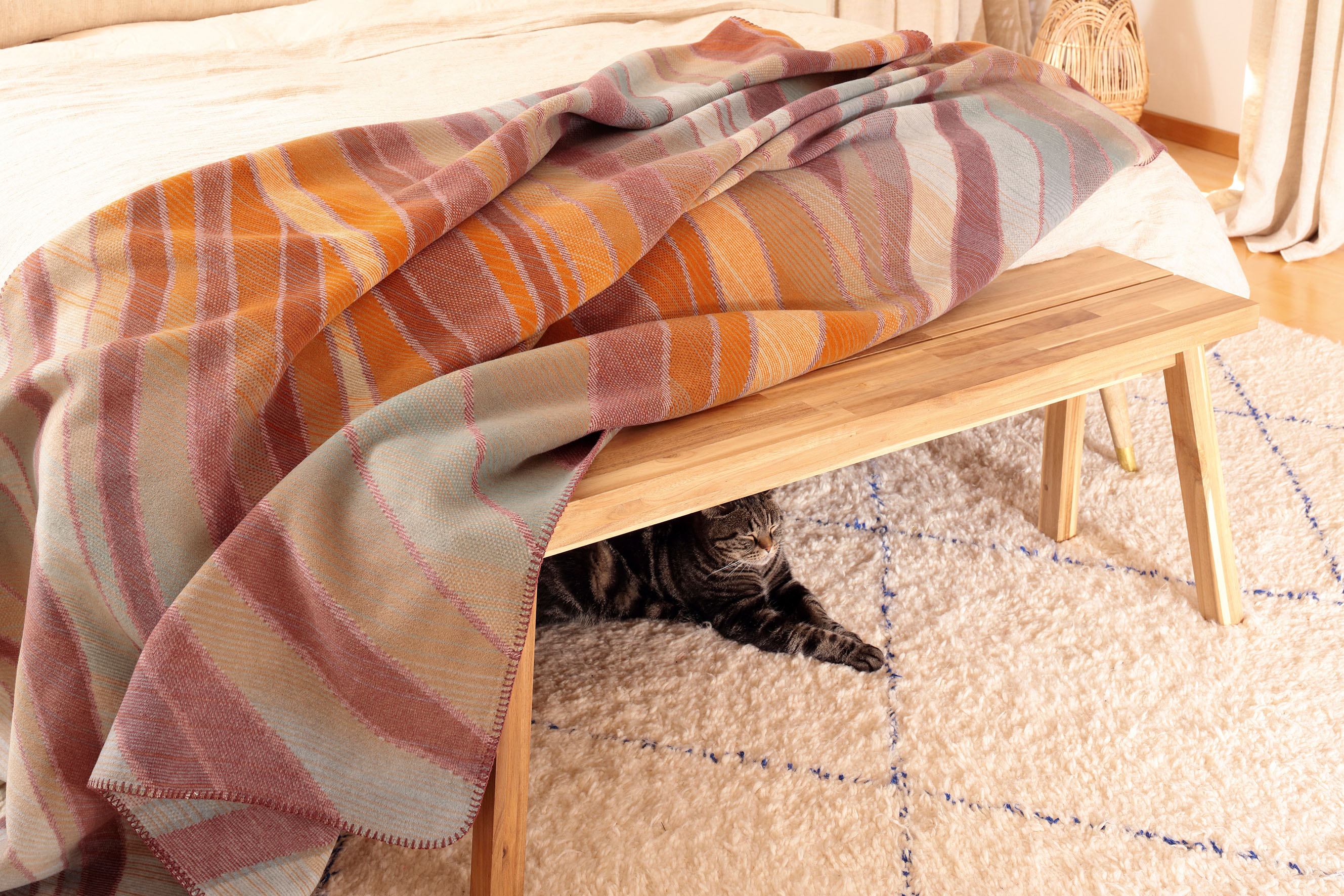 Milieubild der Wohndecke Love mit Katze Querformat