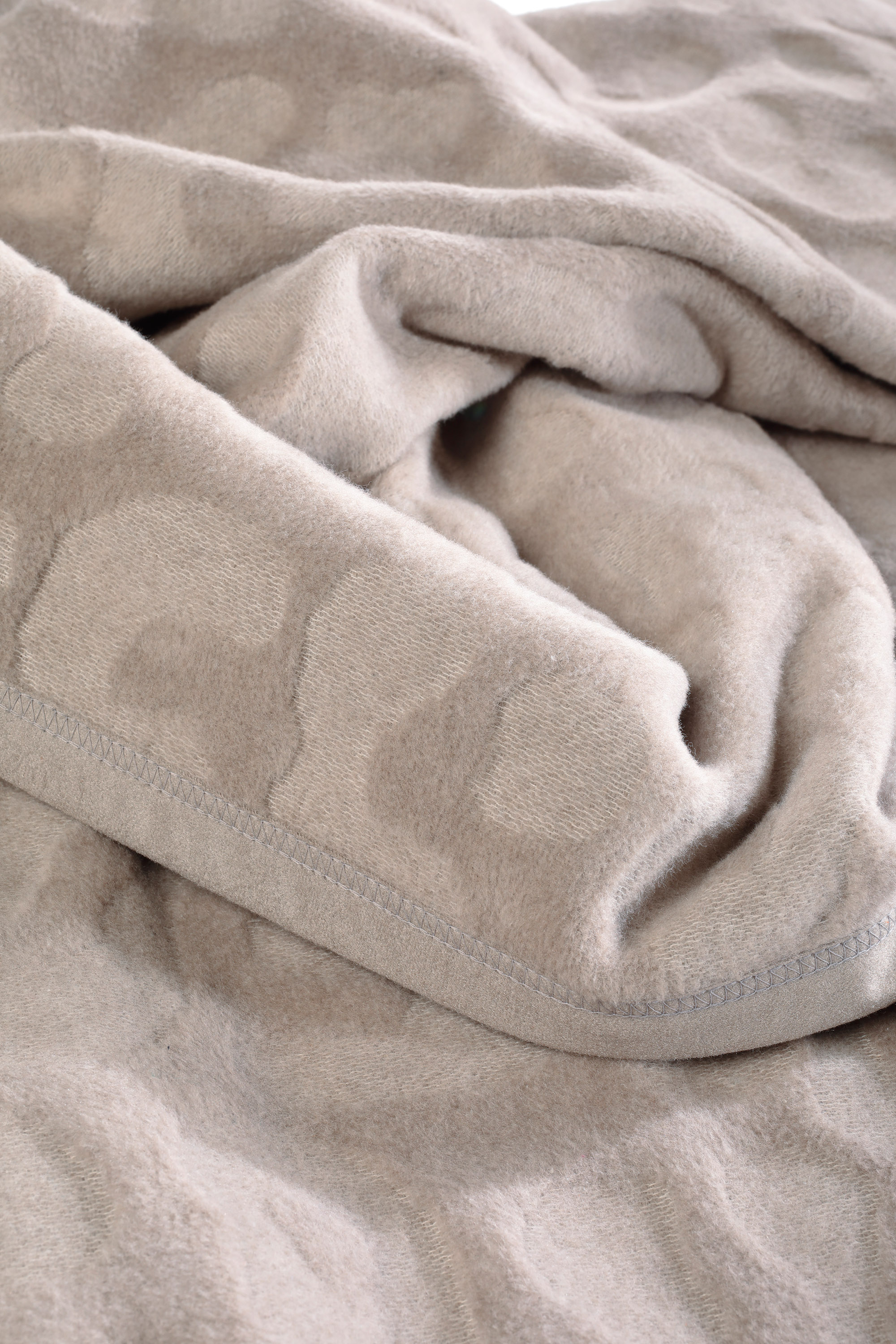 Wohndecke mit Reliefstruktur Feel Leo Nahaufnahme