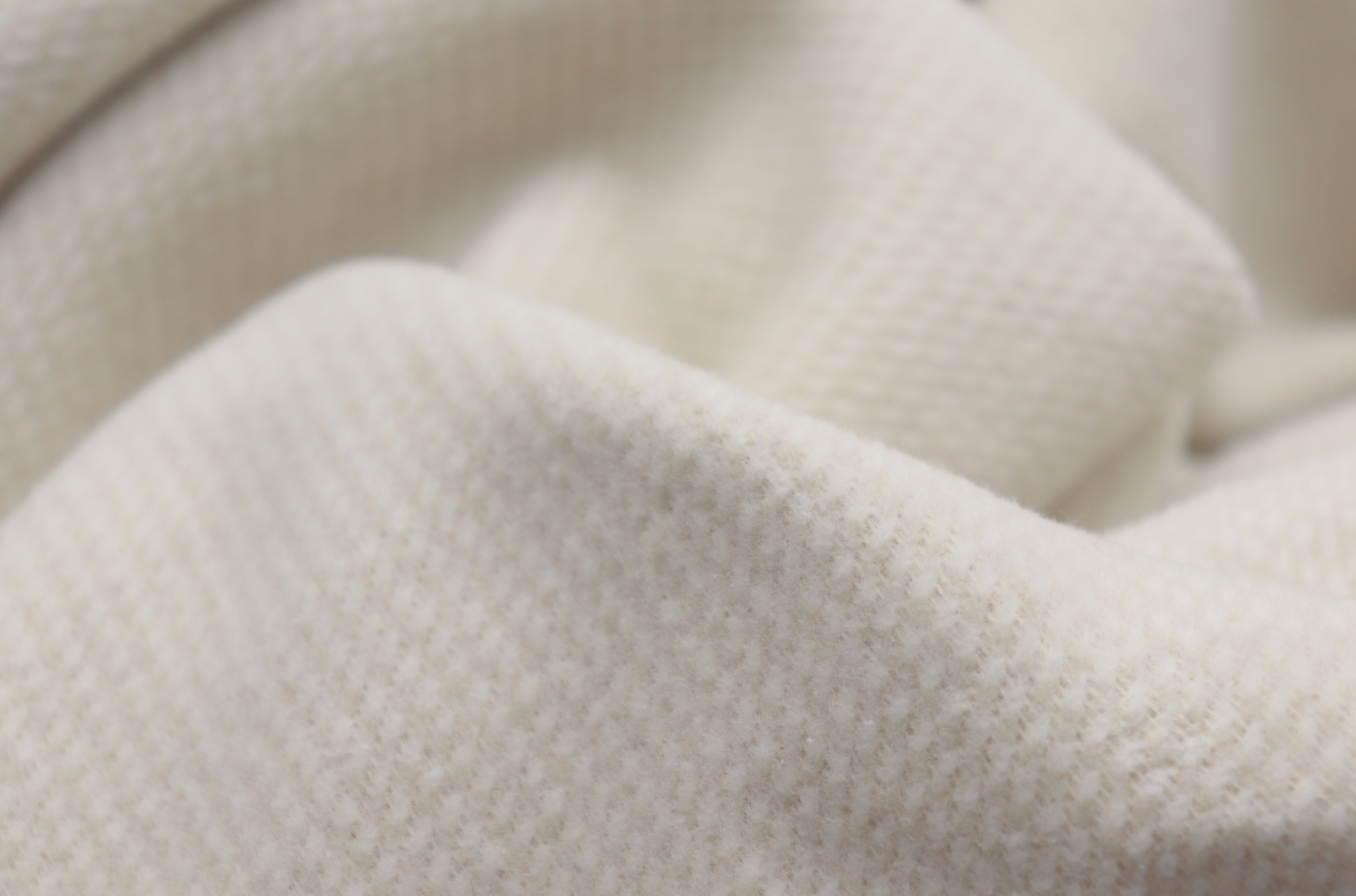 Baumwolldecke "Cotton Comfort" mit feinem Muster in beige in 150x200 cm - Detailaufnahme Flor