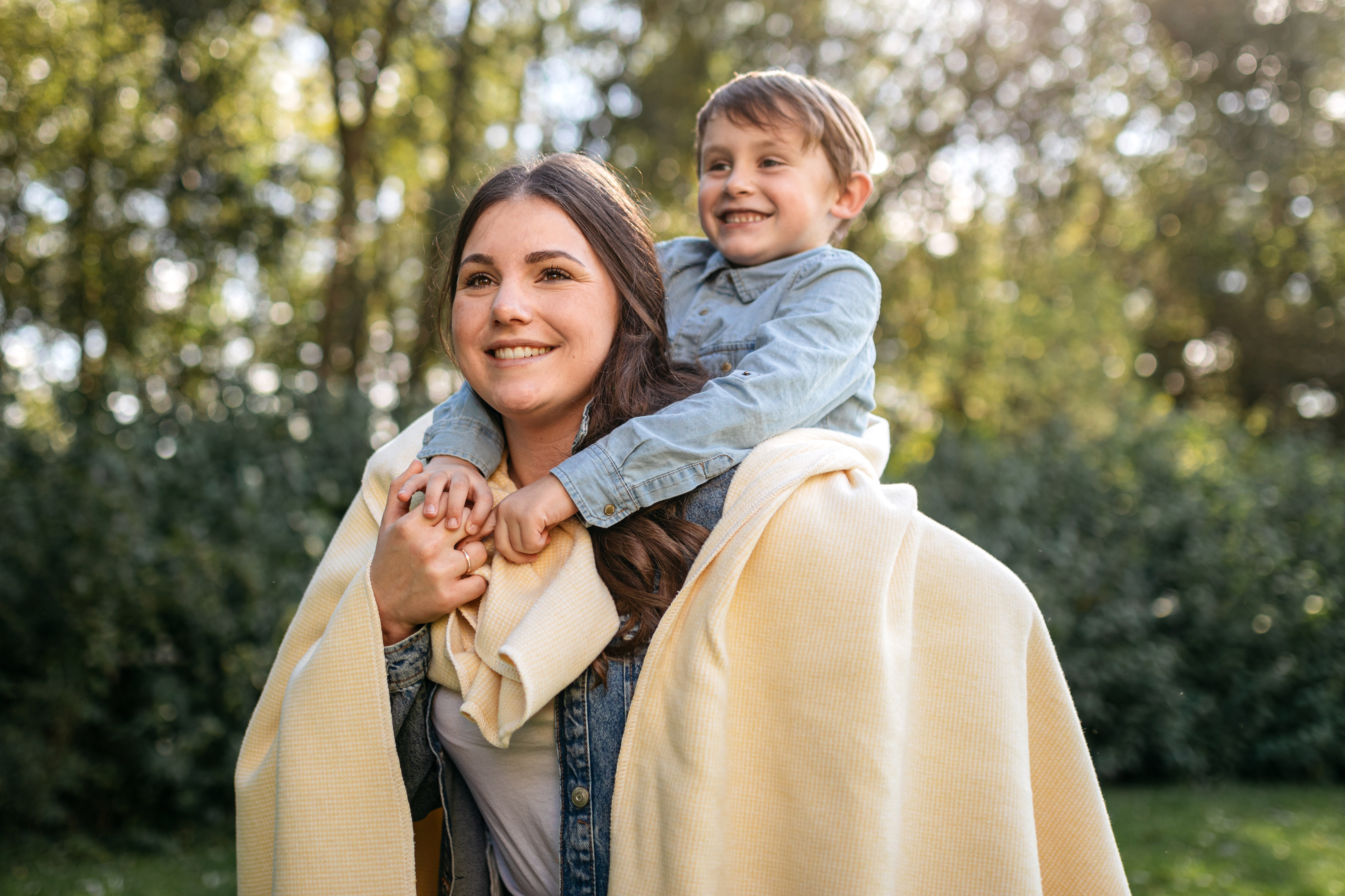 Emotionales Bild: Mutter und Sohn gelbe Baumwolldecke