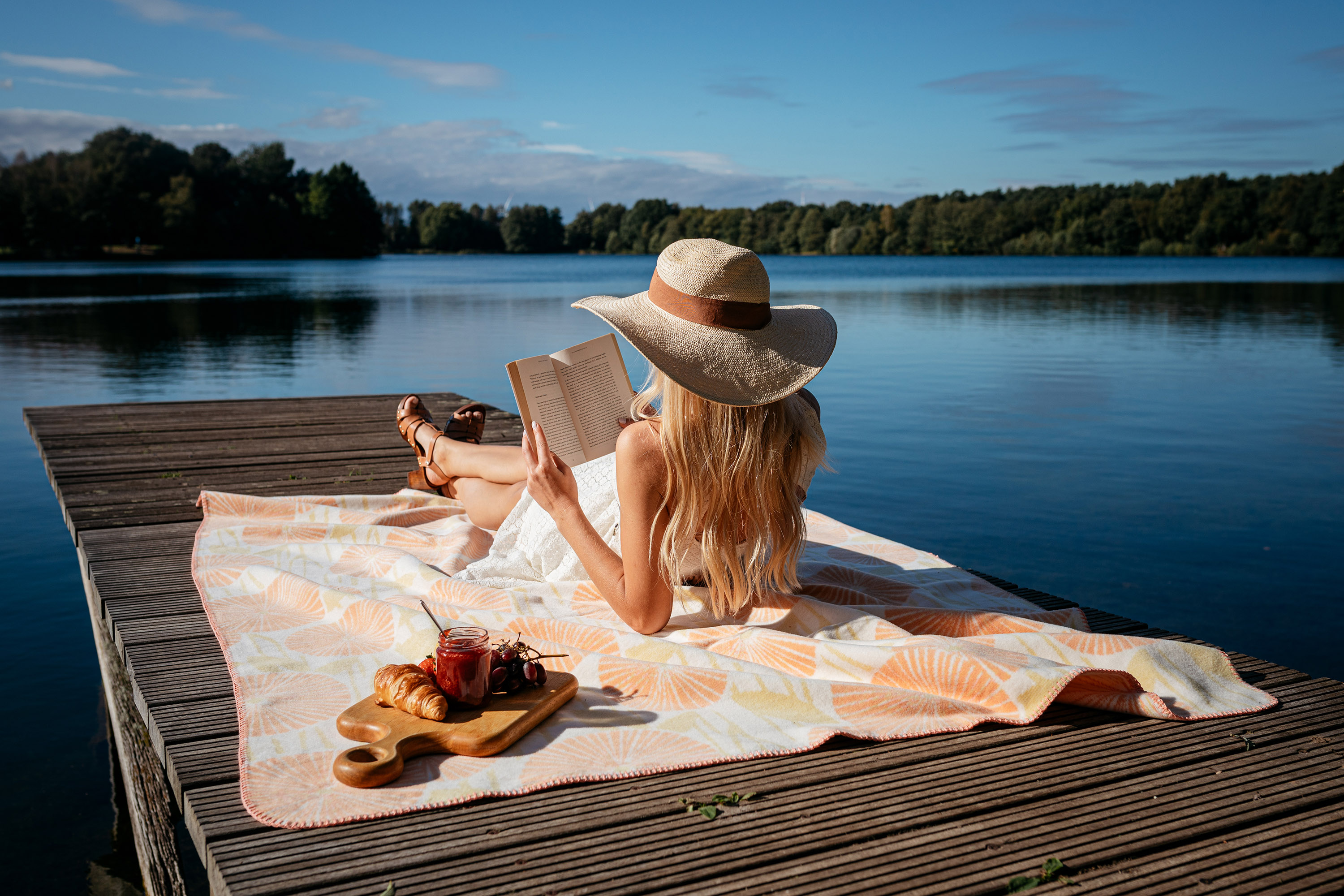 Wohndecke "Flowe Meadow" im Sommer am See