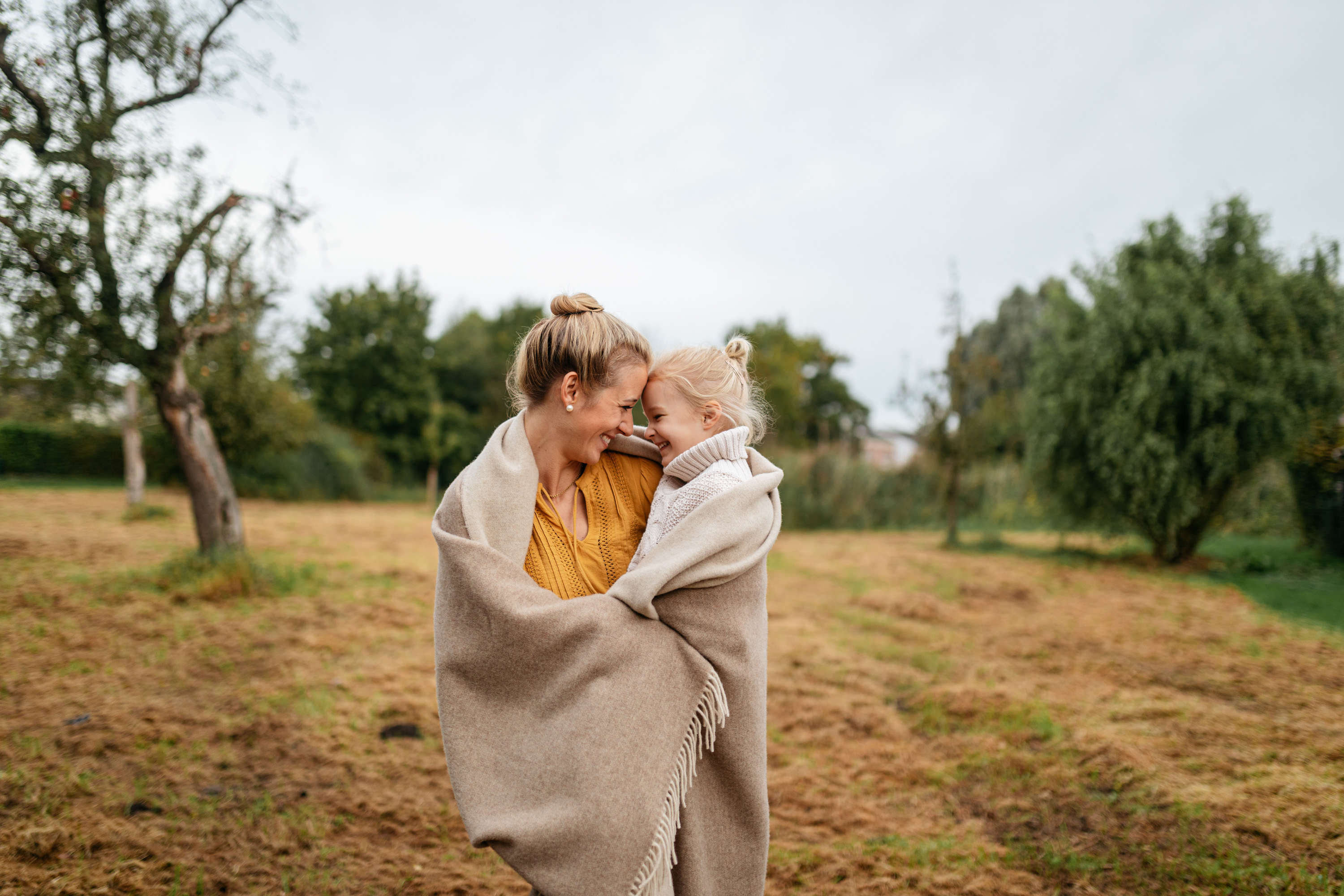 Feeling home - Mutter und Tochter mit Kaschmirplaid